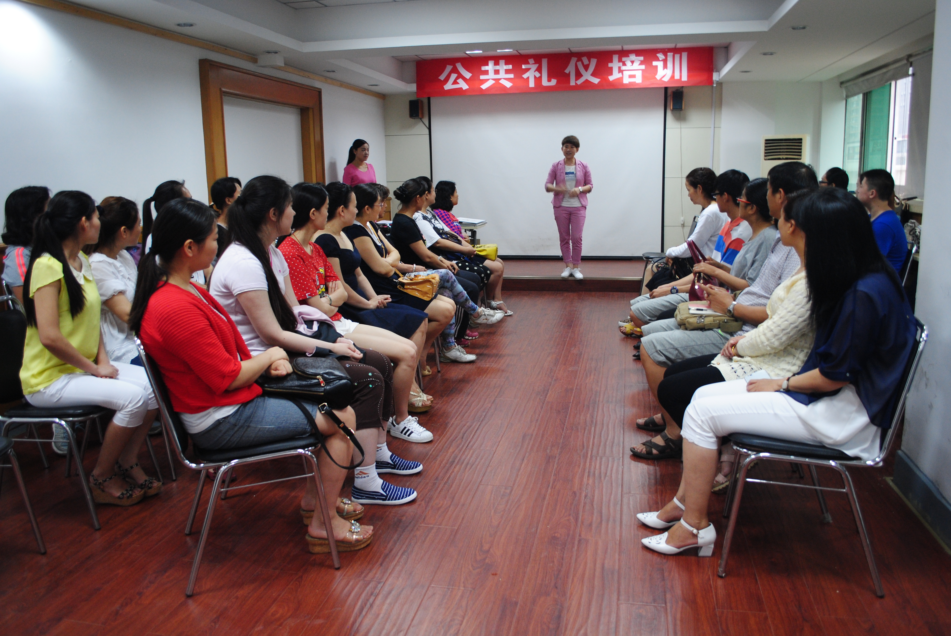 [文旅局]中原区图书馆举办公共礼仪培训——你的形象价值百万