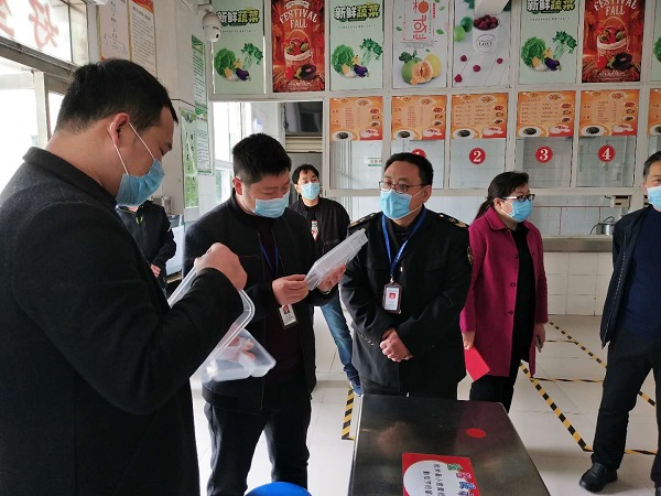 4.1中原区市场监督管理局开展复学前学校食堂食品安全专项检查工作 (2).jpg