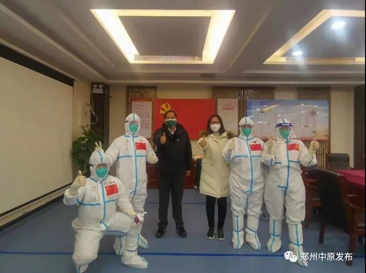 2为即将奔赴前线的“大白”们鼓劲加油。.jpg