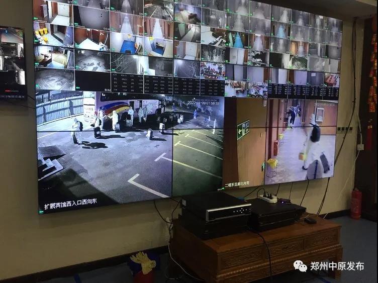 3通过视频调度指挥，院感专员用对讲机指导“大白”们注意操作细节，于凌晨4点36分，关爱人员全部顺利入住。.jpg