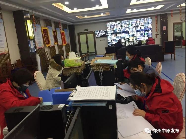 5医疗组整理转运关爱人员核酸检测等档案资料。.jpg